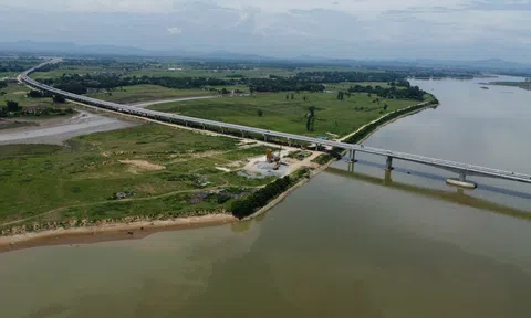 Ngắm cây cầu vượt sông dài nhất cao tốc Bắc - Nam sắp thông xe