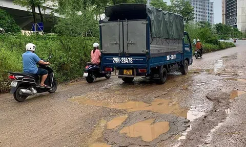 Hà Nội: Cận cảnh ổ voi, ổ gà ở đoạn đường 700m hướng lên cầu Thăng Long