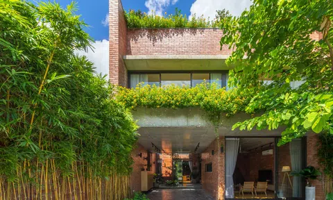 Quảng Ninh: Ngôi nhà gạch đỏ sở hữu khoảng sân vườn, mặt nước đan xen đón ánh sáng