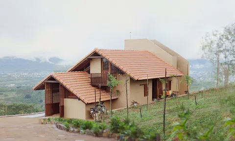 Chia tay Đà Lạt mộng mơ, đôi vợ chồng trẻ tìm chốn bình yên trong ngôi nhà nhỏ bên đồi