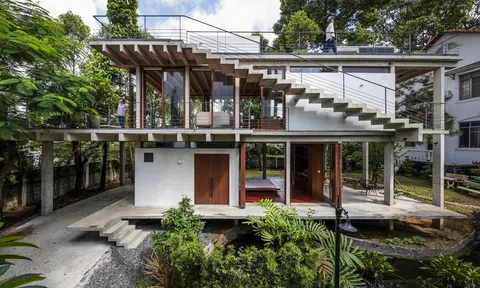 Độc đáo ngôi nhà chống ngập bằng bê tông ở ven sông