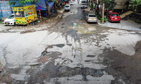 Hà Nội: Ngõ trung tâm Hà Nội xuống cấp nghiêm trọng, dân bức xúc vì nhiều năm chưa được sửa chữa