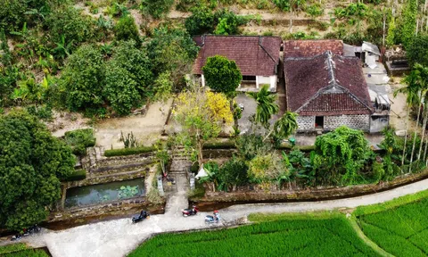Khám phá ngôi nhà gỗ mít 200 tuổi "độc nhất vô nhị" ở làng cổ đẹp nhất Việt Nam
