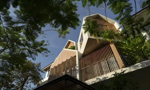 Nhà 3 tầng với mặt tiền đóng mở linh hoạt nhìn ra cầu Rồng Đà Nẵng