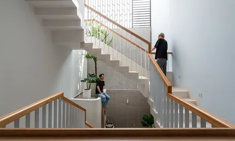 Nhà Xanh Lơ với hệ lam chắn mặt tiền: Giải pháp kiến trúc cho nhà phố hướng Tây ở TP. HCM