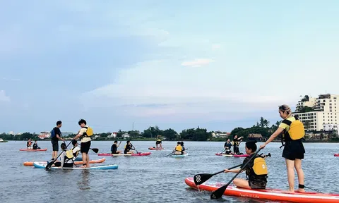 Độc đáo dịch vụ chèo SUP khám phá sông Sài Gòn