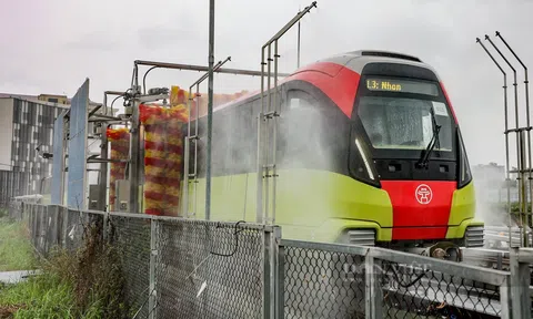Chỉ mất 3 phút để hệ thống tự động làm sạch tàu metro Nhổn - ga Hà Nội