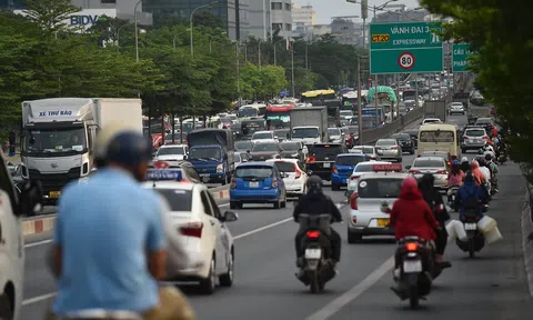 Kết thúc nghỉ lễ, dòng người từ các nơi đổ về Hà Nội gây ùn ứ kéo dài
