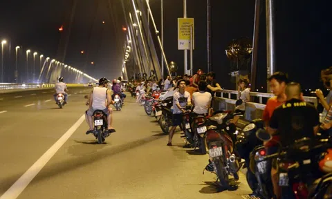 Xử phạt trường hợp dừng, đỗ xe trên cầu Nhật Tân "hóng mát"