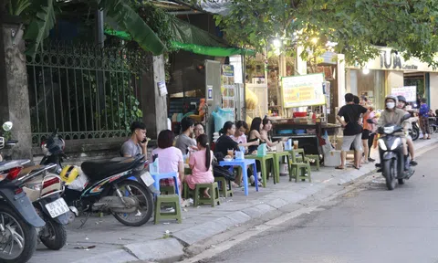 Vỉa hè Hà Nội vẫn ngang nhiên bị chiếm dụng