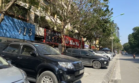 Hà Nội: Vỉa hè vừa lát lại đá đã trở thành nơi đỗ xe