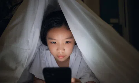 Nguy cơ trẻ em nghiện thiết bị điện tử trong dịp hè
