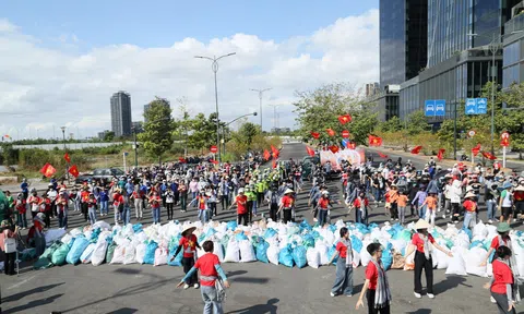 Hàng nghìn người tham gia chiến dịch nhặt rác ở Hà Nội