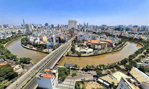 Cầu đi bộ tiền tỷ qua tuyến kênh đẹp nhất TP.HCM sắp đi vào hoạt động