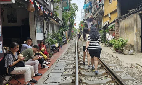 Bất chấp nguy hiểm, du khách vẫn đổ ra phố cà phê đường tàu Hà Nội để “check in”