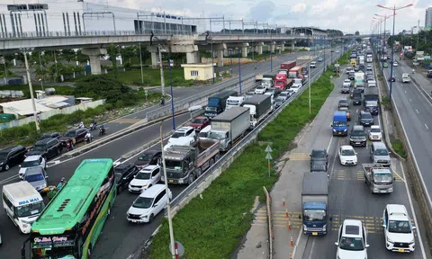 Cao tốc TPHCM - Long Thành bị đóng, ô tô kẹt cứng trên quốc lộ