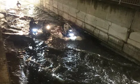 Hầm chui 75 tỷ đồng ở cửa ngõ TP.HCM lại “hoá bể bơi” sau mưa