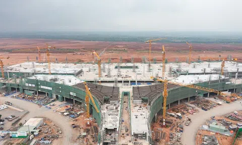 Cận cảnh tháp không lưu vừa cất nóc tại sân bay Long Thành