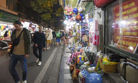 Hà Nội: Hàng quán vỉa hè "mọc” lên như nấm, chiếm dụng không gian đi bộ