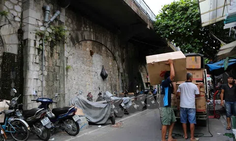 Cuộc sống xung quanh cây cầu dành cho tàu hoả giữa Thủ đô