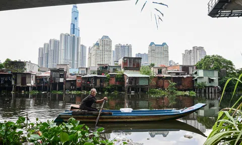 Nghịch cảnh khu ổ chuột dưới chân cao ốc xa hoa ở TP.HCM