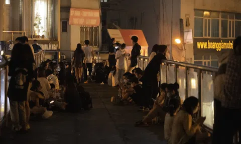 Cầu vượt đi bộ bị biến thành nơi tụ tập ăn uống, hát hò...của giới trẻ