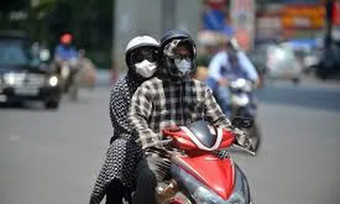 Hà Nội: Những người lao động ngoài trời quay cuồng trong nắng nóng