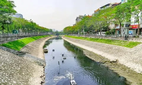 Nước sông Tô Lịch chuyển dần từ màu xanh về lại màu đen sậm quen thuộc