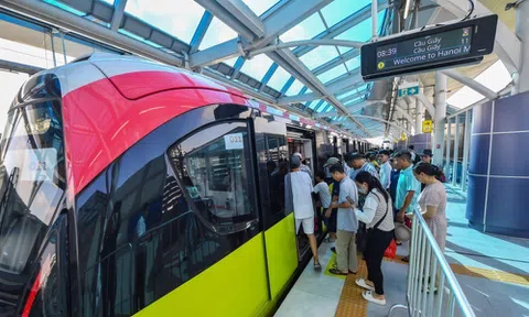 Metro Nhổn – ga Hà Nội vẫn thu hút hành khách dù đã chính thức thu phí