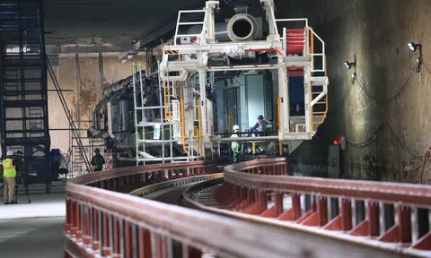 Toàn cảnh máy đào hầm metro xuyên dưới lòng phố Kim Mã