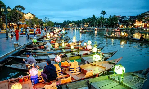 Du lịch nội địa “sốt ruột” vì giá vé đã cao lại còn tiếp tục tăng