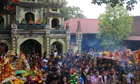 Bỏ mặc khuyến cáo, người dân vẫn nườm nượp đến chùa dâng sao giải hạn