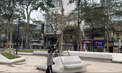 Vườn hoa Hàng Đậu bị "bê tông hoá" sau khi cải tạo