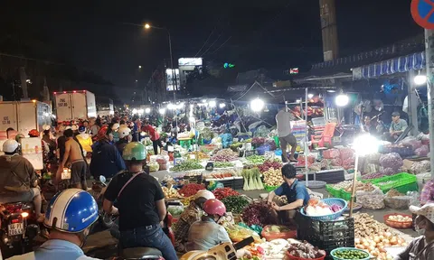 Chợ đầu mối lớn nhất TP.HCM bị “bủa vây”