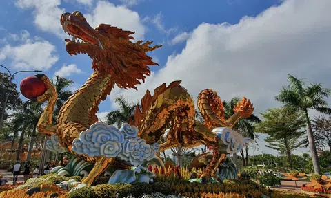 Cận cảnh “rồng nhả ngọc” tại công viên ở Phú Yên