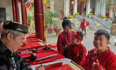 Khách xếp hàng chờ xin chữ ở Văn Miếu-Quốc Tử Giám