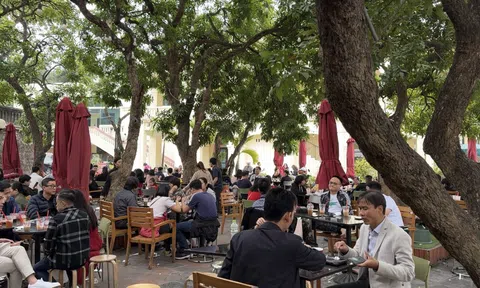 Hàng quán đông đúc trở lại sau kỳ nghỉ Tết