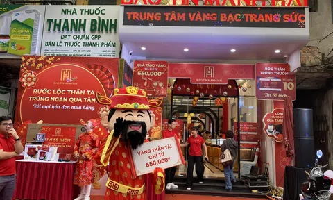 Giá vàng lao dốc ngày vía Thần tài, nhiều người đành "ngậm đắng" vì lỗ