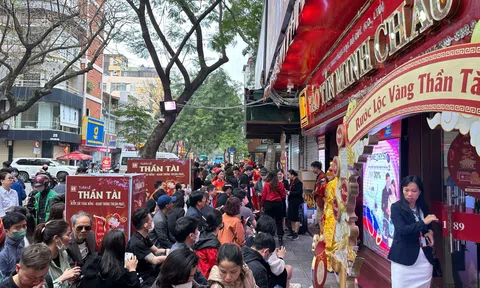 Đầu giờ chiều ngày vía Thần tài, người mua vàng tấp nập trở lại