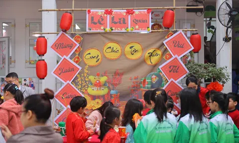 Học sinh thích thú trải nghiệm văn hóa truyền thống qua Hội chợ Xuân