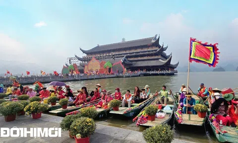 Nghìn người đổ về khai hội ngôi chùa lớn nhất thế giới tại Hà Nam