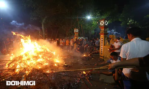 Kỳ lạ chuyện nửa đêm cả làng mang sào tre ra mộ lấy lửa về thắp hương bàn thờ
