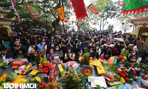 Biển người chen chân dâng lễ Phủ Tây Hồ dịp năm mới