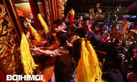 Dòng người chen kín lối đi để xin lộc hoa tre, trầu cau tại hội Gióng