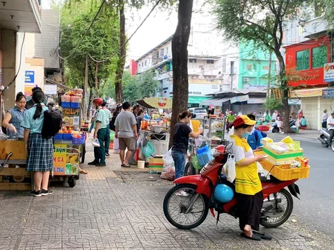 Liên tiếp các vụ học sinh bị ngộ độc: Hàng rong trước cổng trường bao giờ mới bị dẹp bỏ?