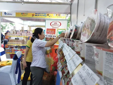 Công nhân, người lao động hồ hởi mua đồ giảm giá đến 80% tại các điểm bán hàng lưu động