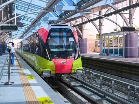 Người dân xếp hàng dài trải nghiệm tàu Nhổn - ga Hà Nội