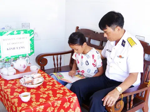 Lữ đoàn 685 Hải quân thăm, tặng quà con ngư dân đỡ đầu trước thềm năm học mới