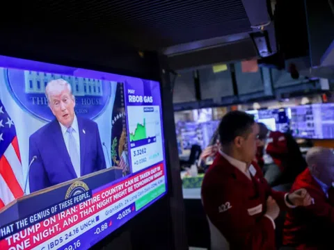 Ngừng bắn Mỹ – Iran 2 tuần: Eo biển Hormuz hạ nhiệt, giá dầu lao dốc, chứng khoán toàn cầu bùng nổ