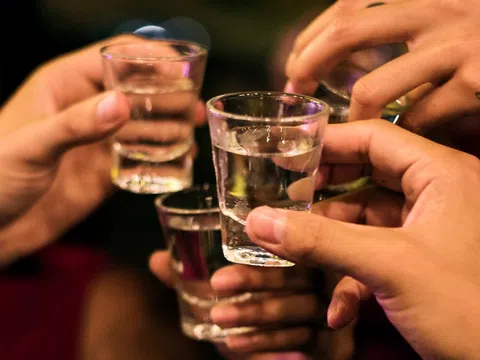Cảnh báo ngộ độc rượu dịp cuối năm
